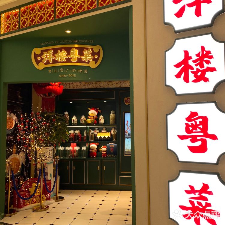 几个人完全吃不完，最赞的要数烧鹅，外脆里嫩，很香！