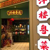 几个人完全吃不完，最赞的要数烧鹅，外脆里嫩，很香！