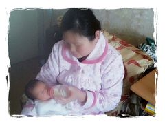 李怀苹月嫂在喂我们家开开-贝斯特月嫂·育婴护理(北外滩总店)