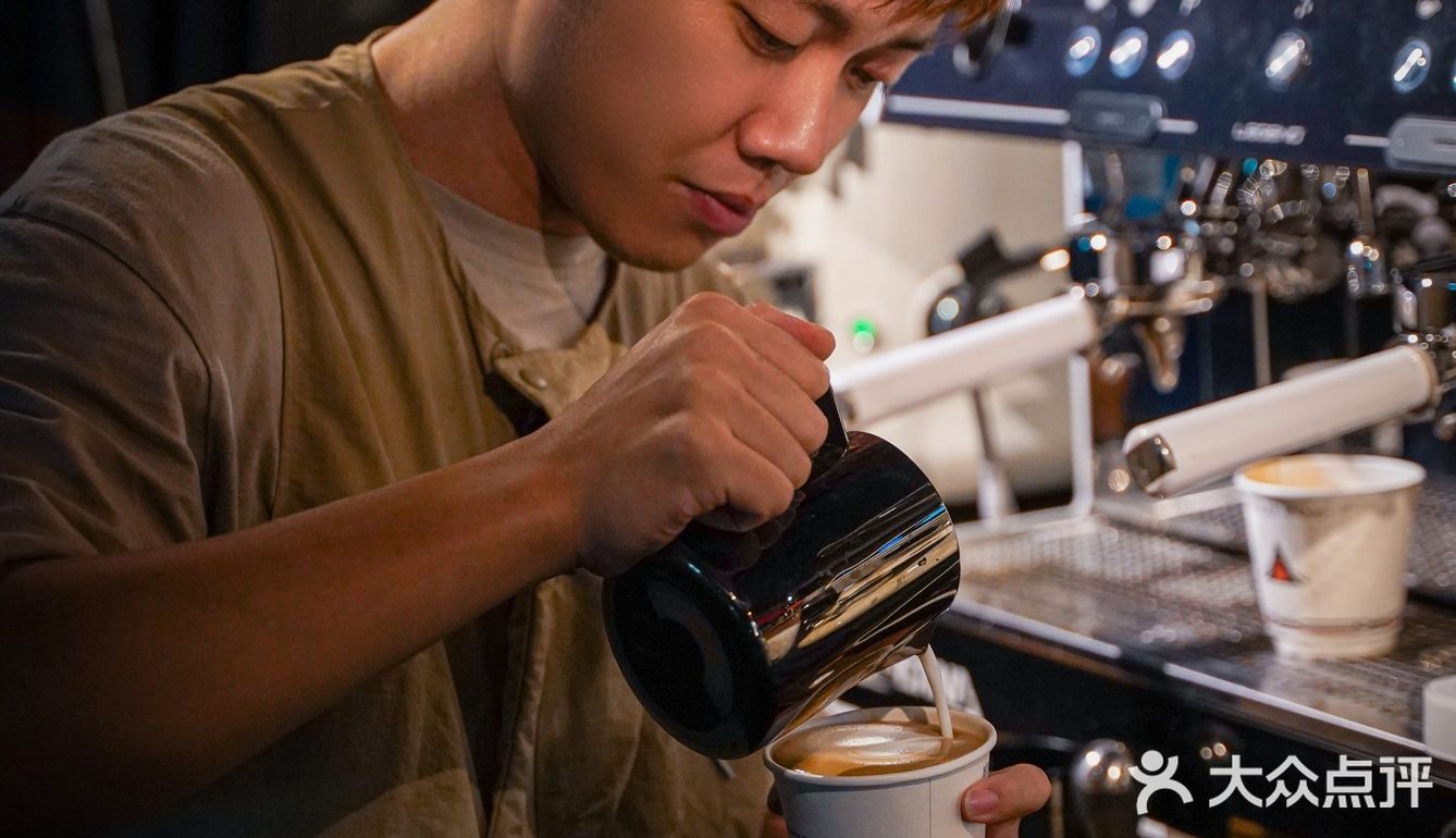 汕头探店 | 公路咖啡🟧帅气小哥在线拉花
