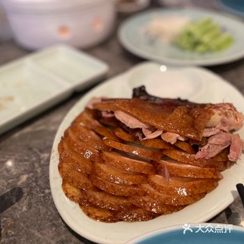 菜的份量都不大，价格挺贵，来吃烤鸭的，鸭烤的很酥脆