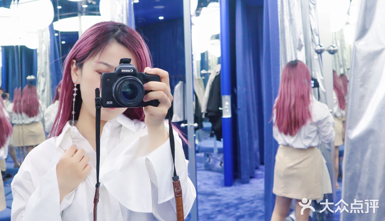 这家服装店的试衣间太酷了吧让人想自拍300张