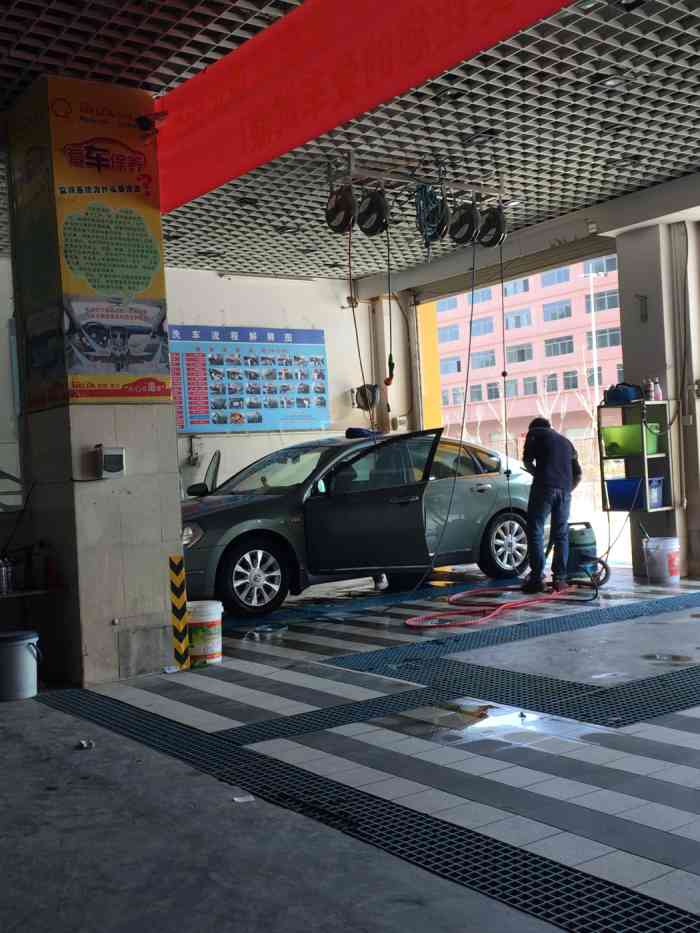 打分 洗车洗得很仔细,干净,服务态度好.下次还来!