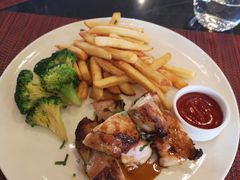 烤鸡配时蔬-WOLFGANG PUCK KITCHEN & BAR(迪士尼小镇店)