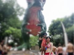 和恐龙拍一张^_^-热带风暴水上乐园