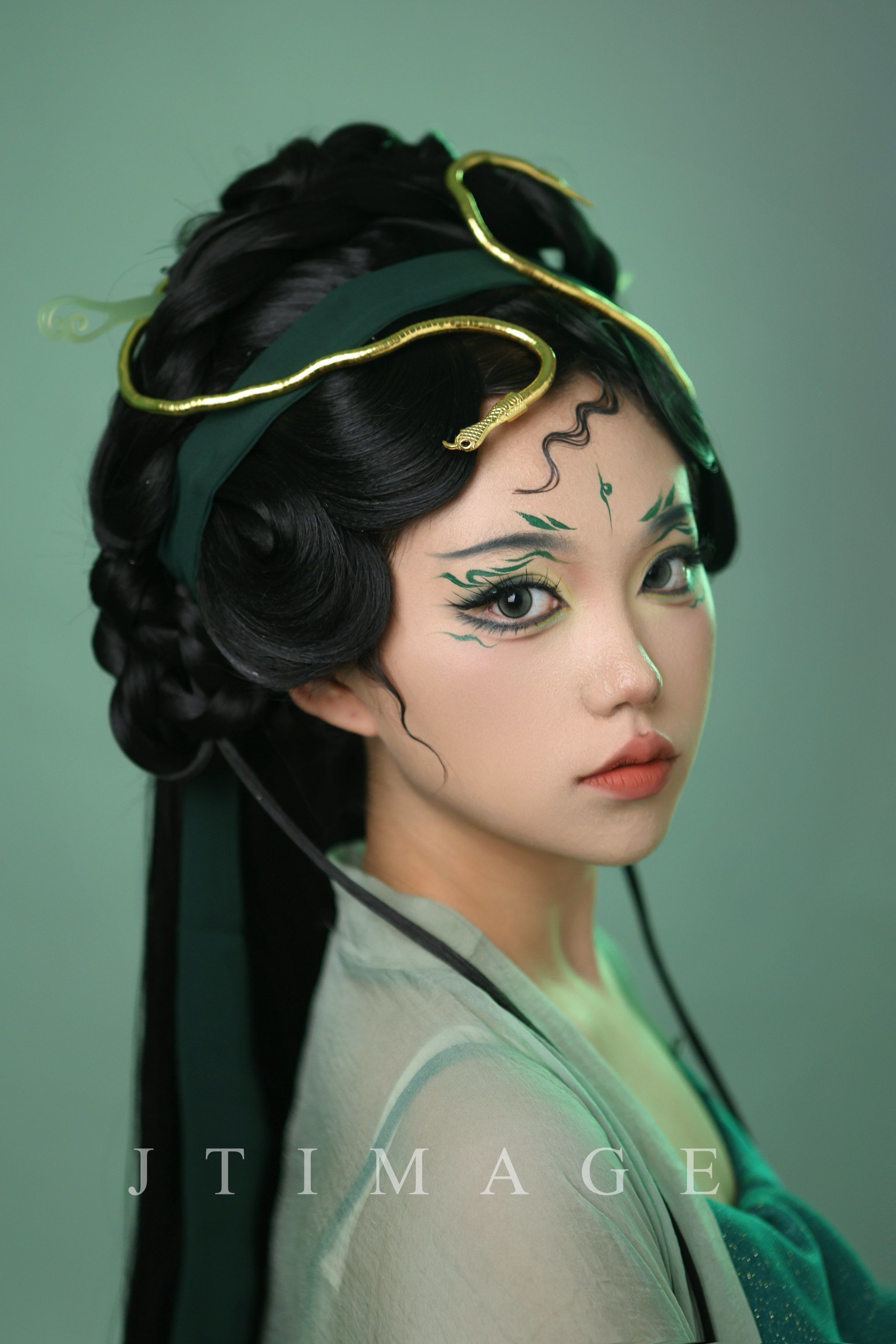 课堂作品·蛇小青
山中岁月容易过