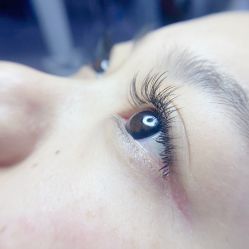 -潮店·虞妃妮轻奢美甲美睫馆