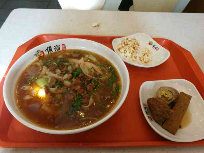 顺溜拉面是太原著名的面食连锁店,有多家分店,主打各种刀削面.