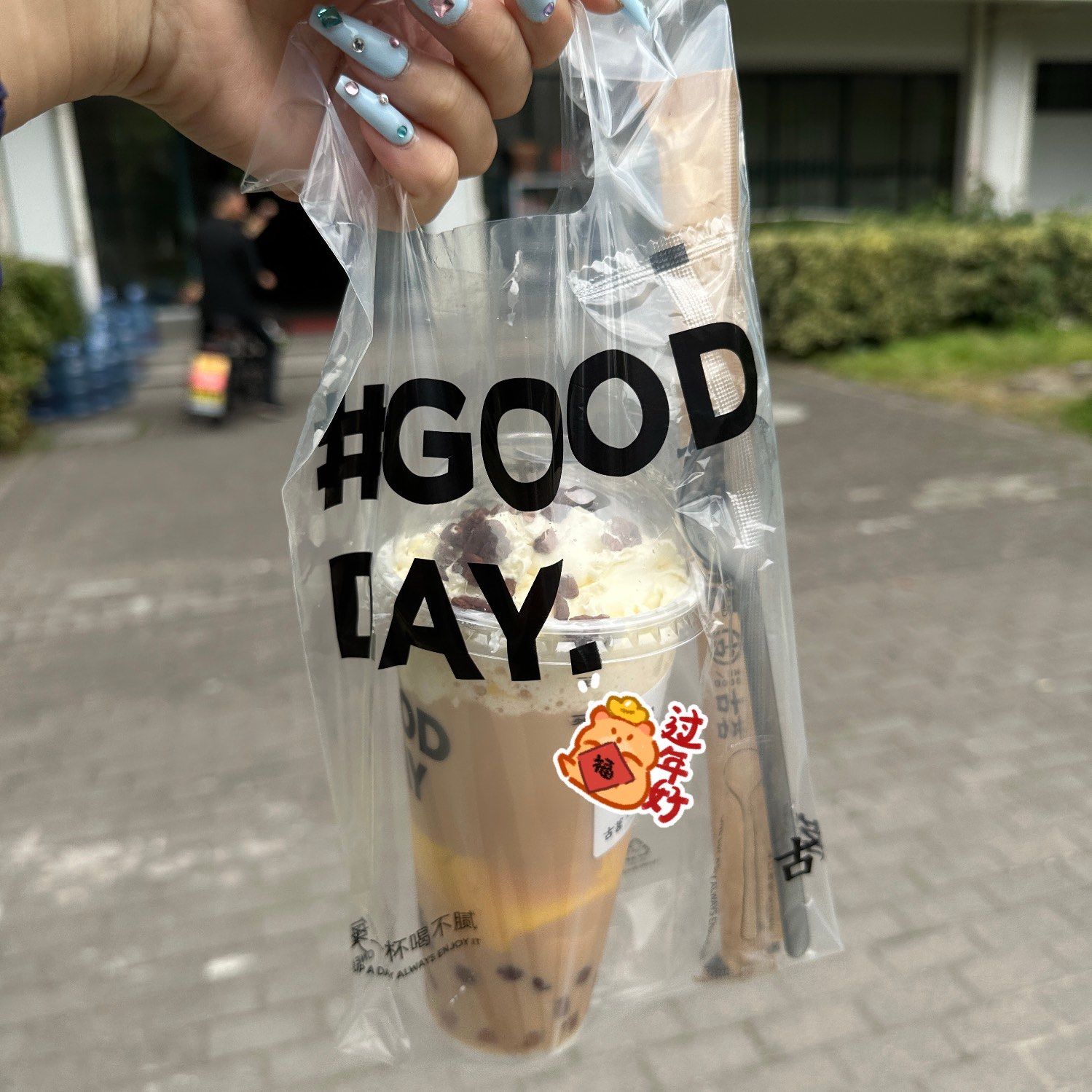 爱喝奶茶的小姐姐