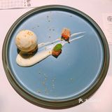 外面是巧克力，脆脆的，里面是香蕉馅