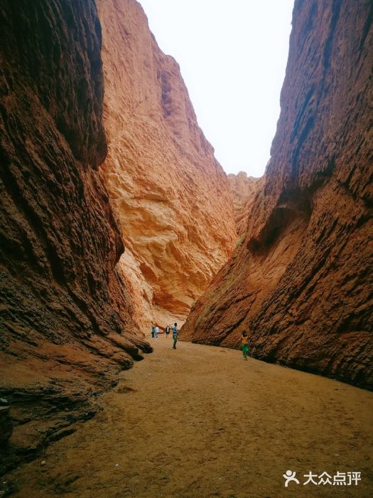 天山神秘大峡谷图片