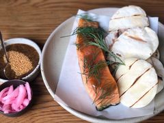 烟熏三文鱼配烤饺子皮和芥末籽酱-BOR Eatery(安福路店)
