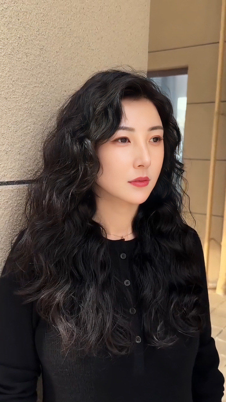 发型推荐
中长发女生一定要尝试一次羊毛卷-多种风格随意
切换,可