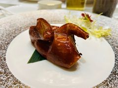吮指玻璃脆皮乳鸽-湖影中餐厅·南京金茂威斯汀大酒店