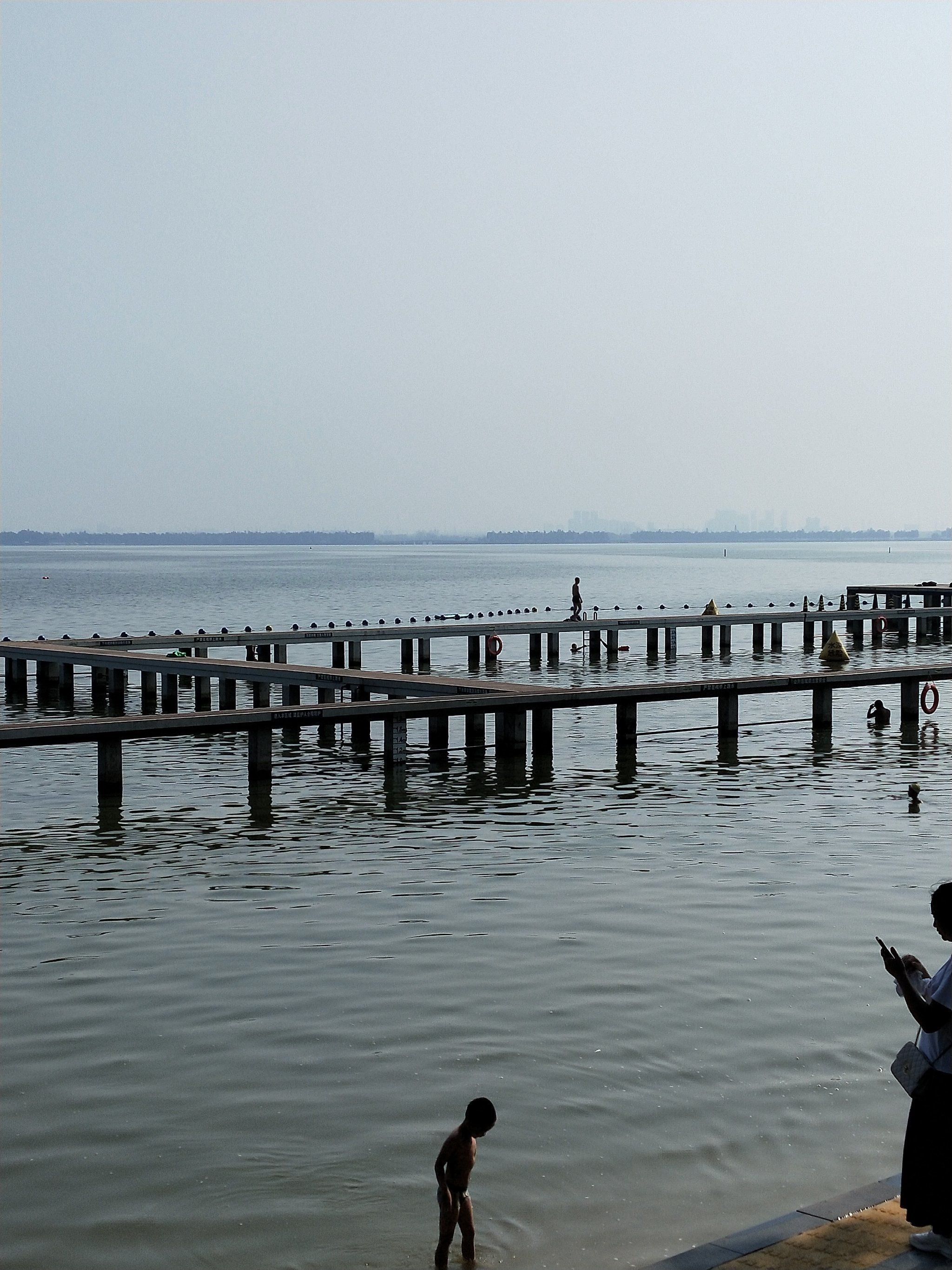 出伏了,在野泳圣地人们玩水正欢呢