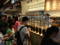 等位区-喜茶(上海正大广场店)