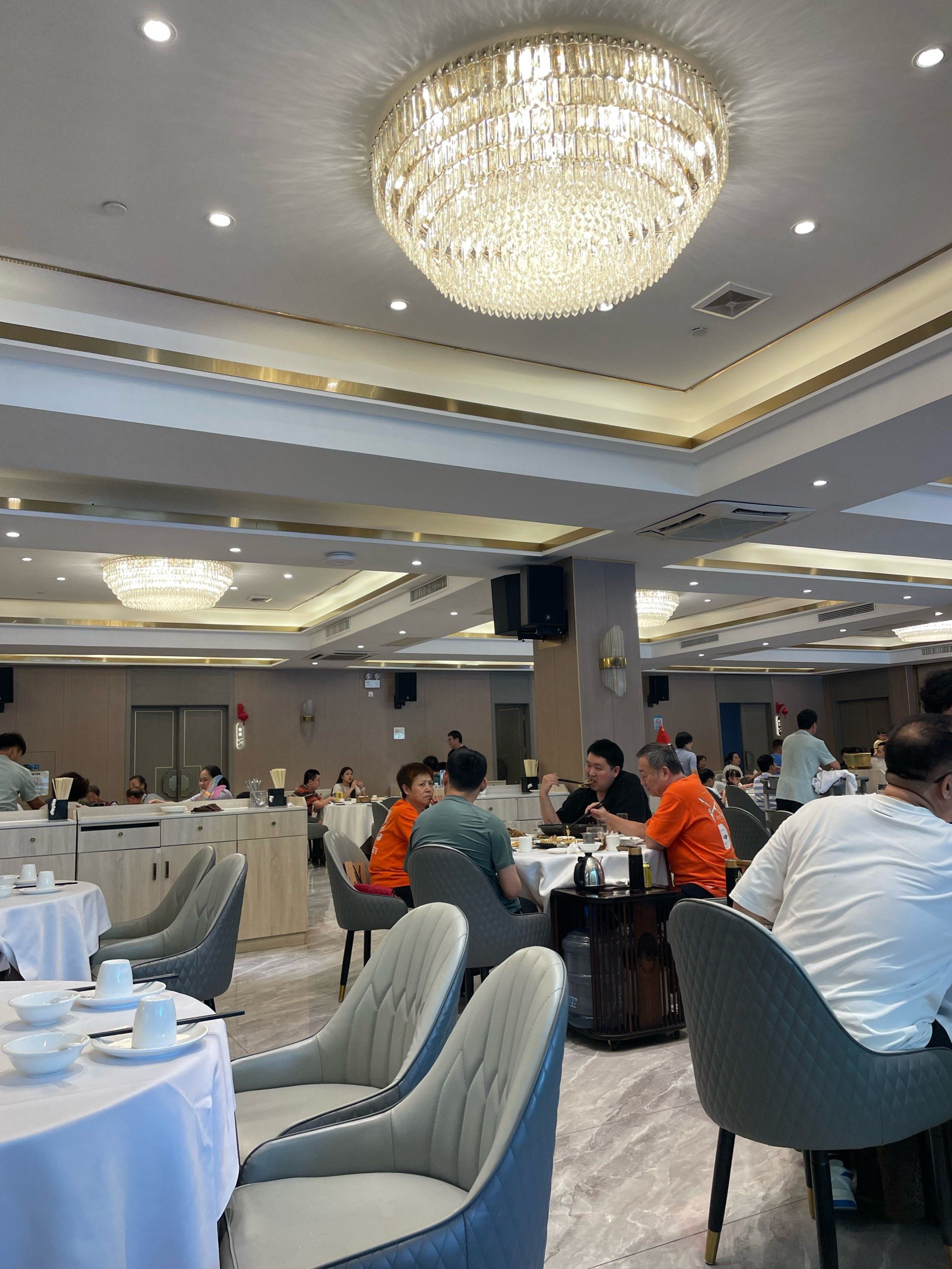 「春兴海鲜酒家(园林路店)」本地人推荐来了这个酒家,整体环境很亮堂