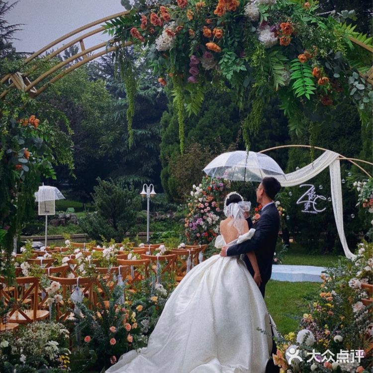 一字肩缎面婚纱和户外婚礼简直是绝配！