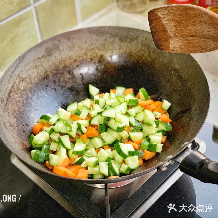 黑の食谱 / 小炒鸡丁，各种菜菜配鸡肉，清新爽口好吃唉！