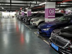 -虹桥火车站-停车场