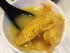 浓厚原只鸡煲花胶汤-鲜入围煮花胶鸡海鲜火锅