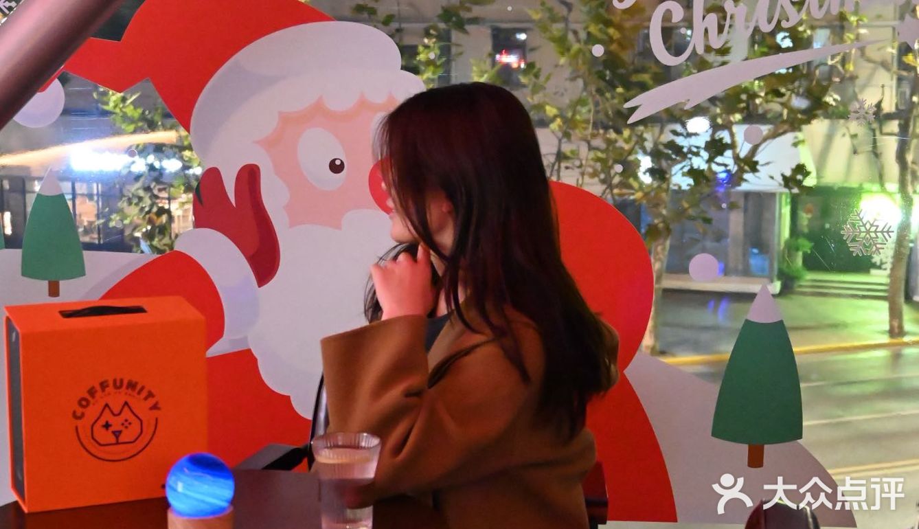 淮海中路上的这家bar，白天是咖啡店，夜晚是酒吧