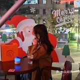 淮海中路上的这家bar，白天是咖啡店，夜晚是酒吧