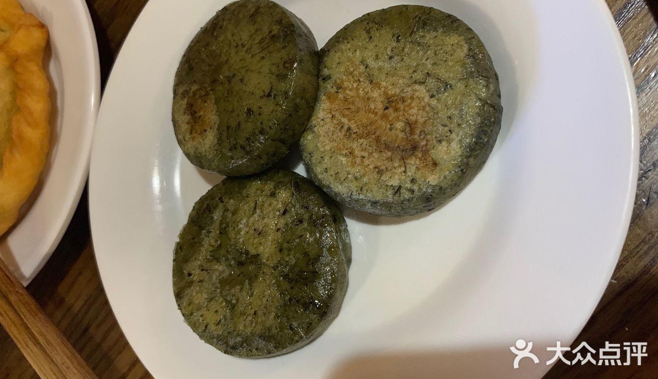 藕饺里面放了生姜稍微有点辣，蒿子粑粑蒿味很重