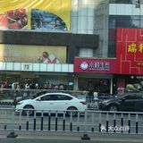 开业消费饮料送欧包；这是下午2点隔着马路看到的排队场景