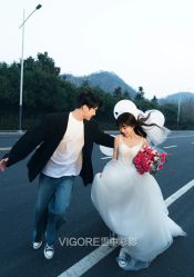 -雪中彩影婚纱摄影·微光艺术中心