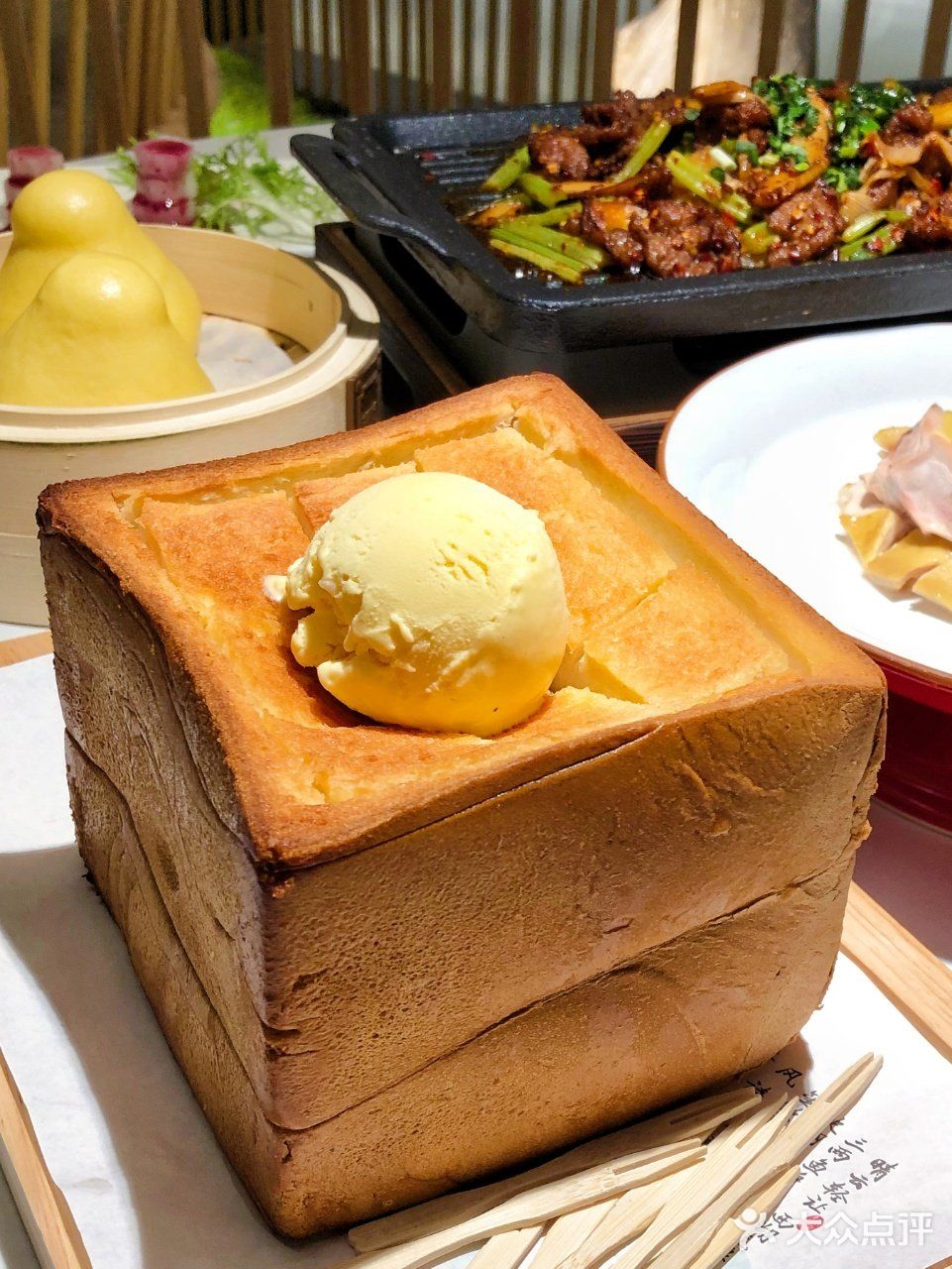 像置身于竹林，餐厅环境非常好。️东坡仔排