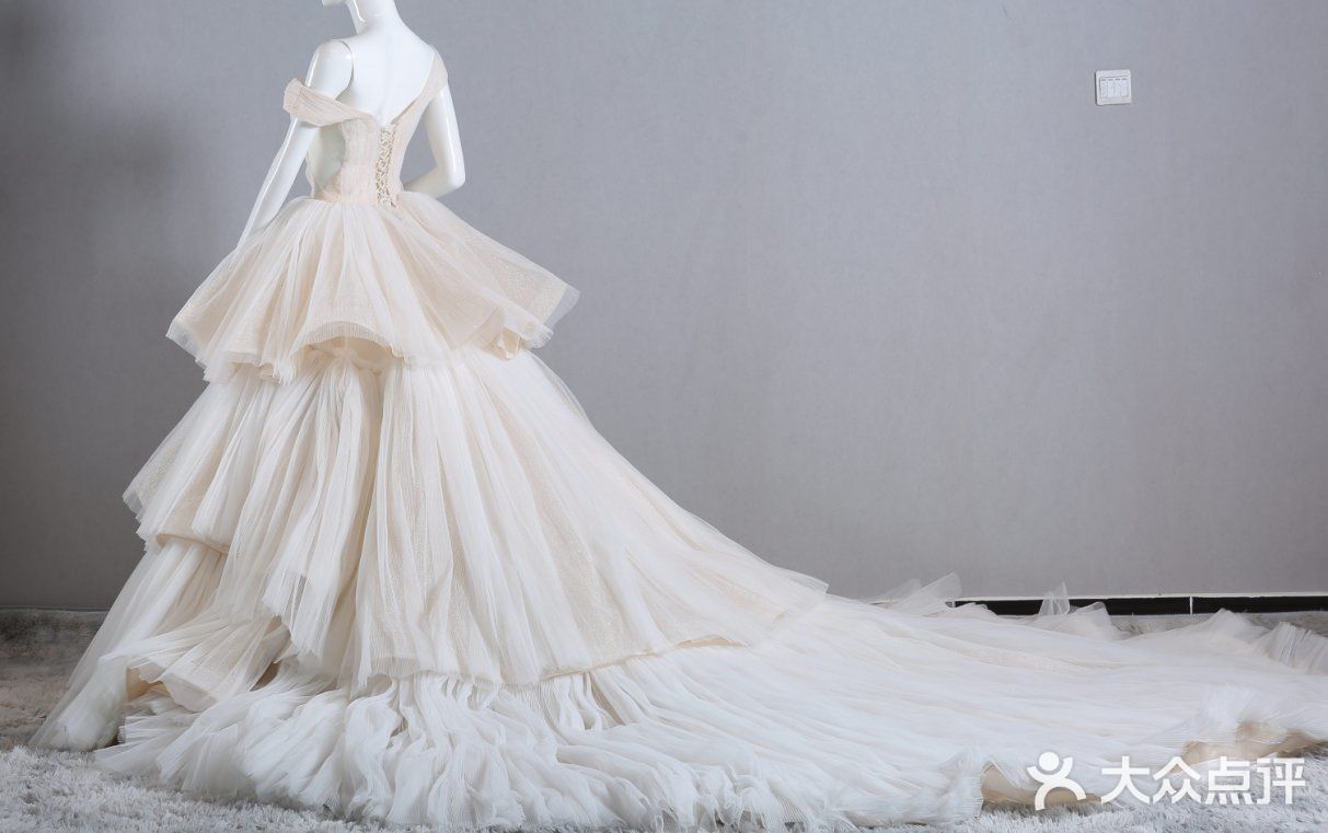 斜肩的婚纱给人性感又不失活泼气的感觉