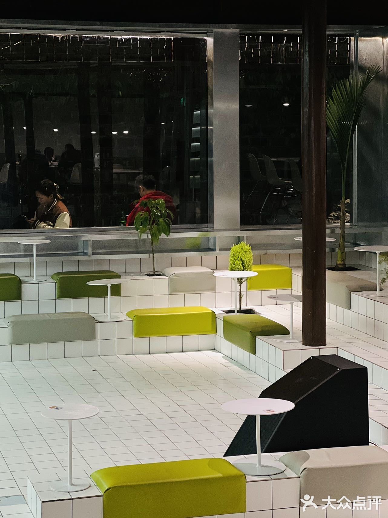 超火的live show民谣现场，居然还能吃川菜