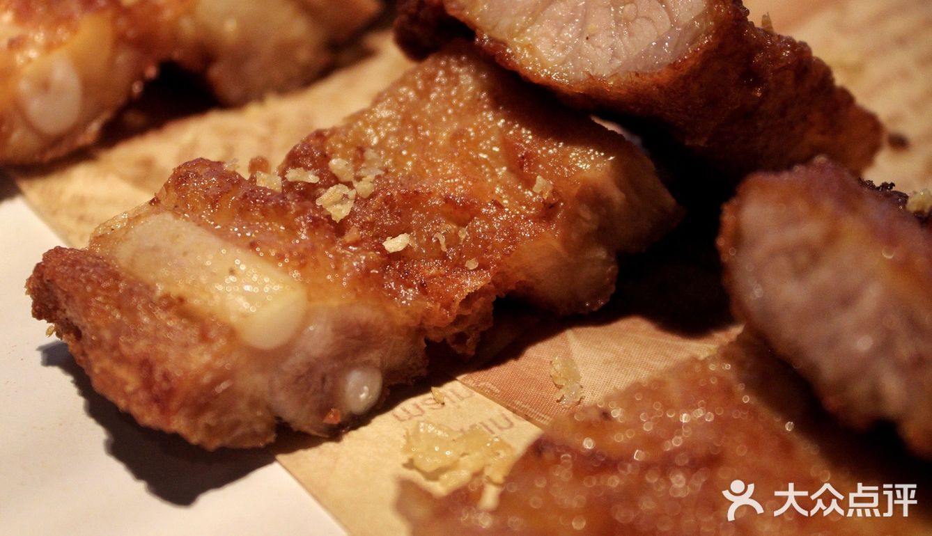 在山川隐溪中品味一道道精致的佳肴，别有意境