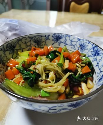 材料～胡萝卜切成丁和油菜2棵过热水后捞出