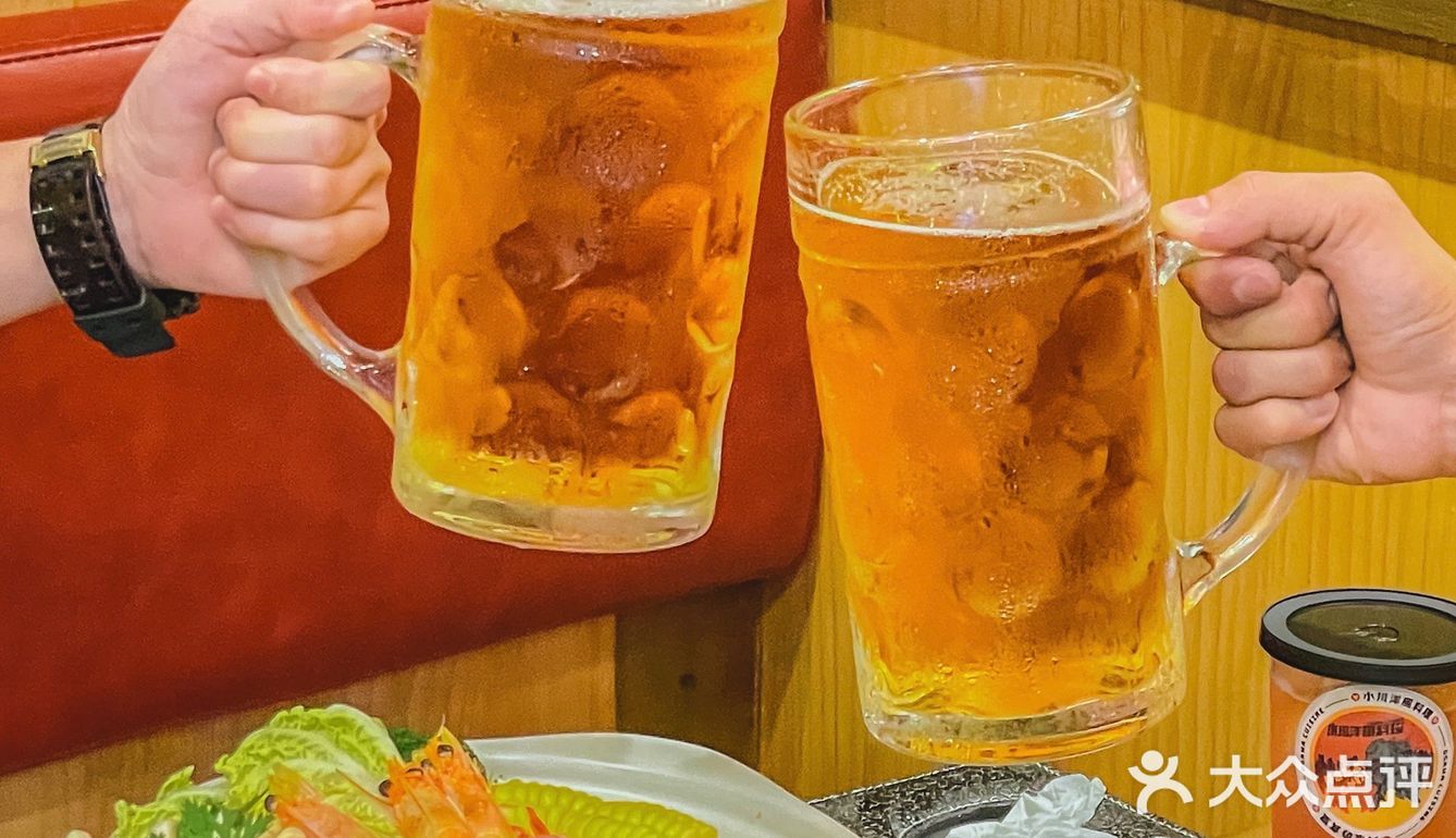 超大杯啤酒[啤酒]抓一大把烧鸟撸串，氛围感来了