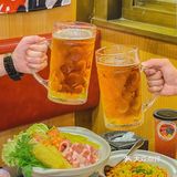 超大杯啤酒[啤酒]抓一大把烧鸟撸串，氛围感来了