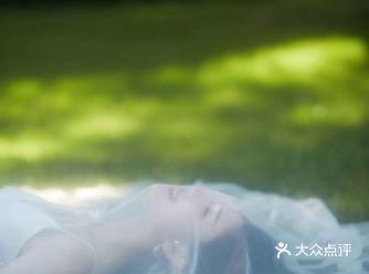 这组写真像走进少女的慵懒梦境，简单的白色长裙使整个画