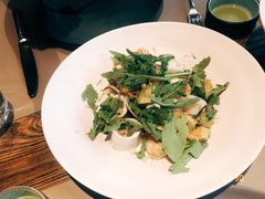 温海鲜色拉配牛油果-Carbon莫卡哆·意大利复古集市餐厅(杭州大厦店)