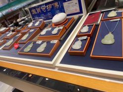 -北京七彩云南翡翠珠宝旗舰店(月坛店)