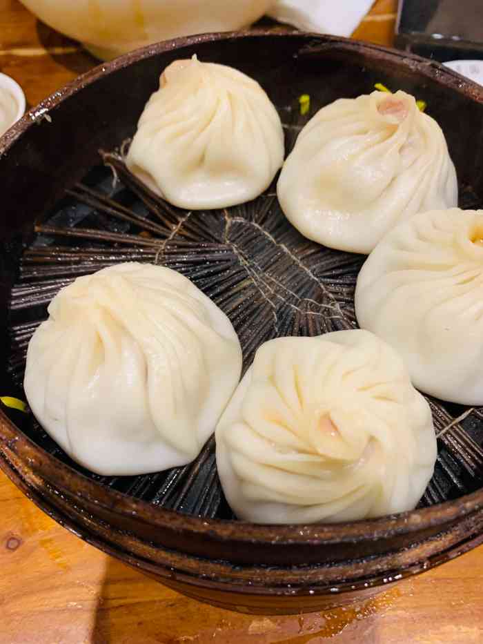 富麦小笼(虹桥南丰城店)-"[薄荷]环境:在南丰城b1的最里面,差.