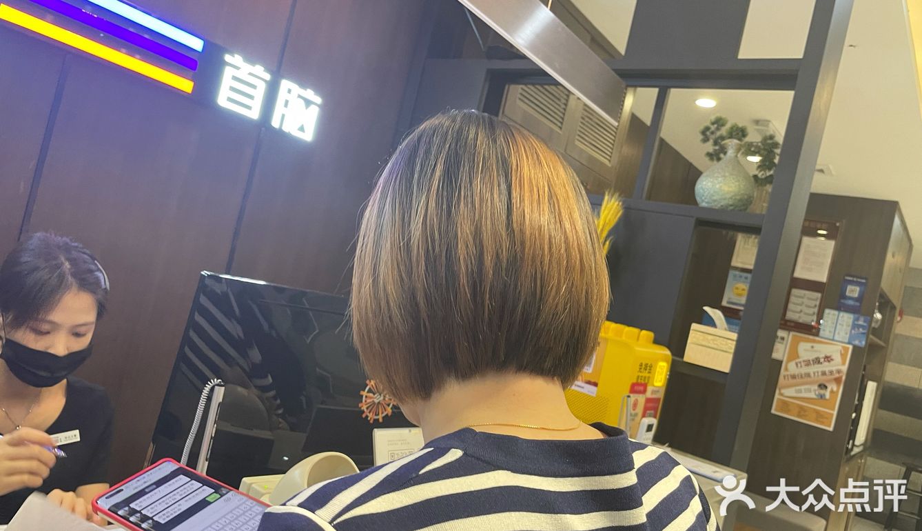 干练短发。