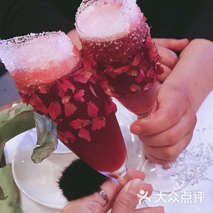 胡桃里红唇鸡尾酒图片