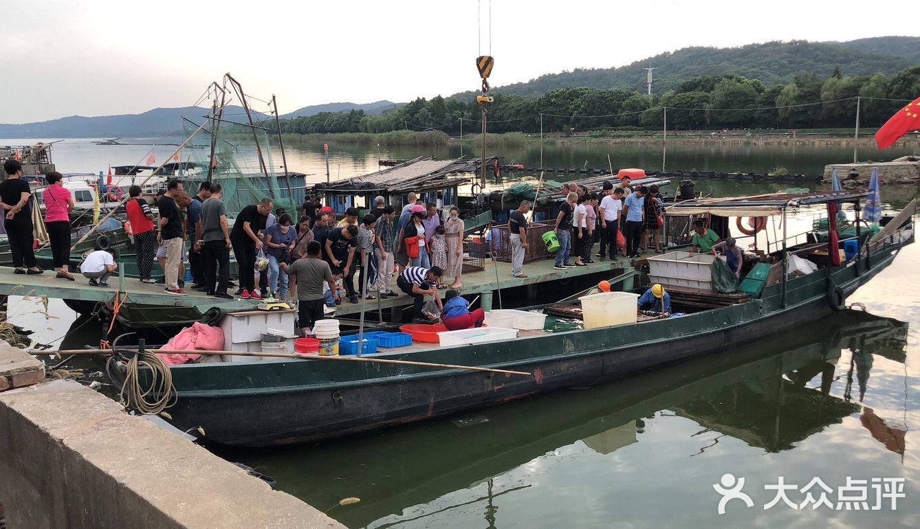 下午三点多，码头上的人很多