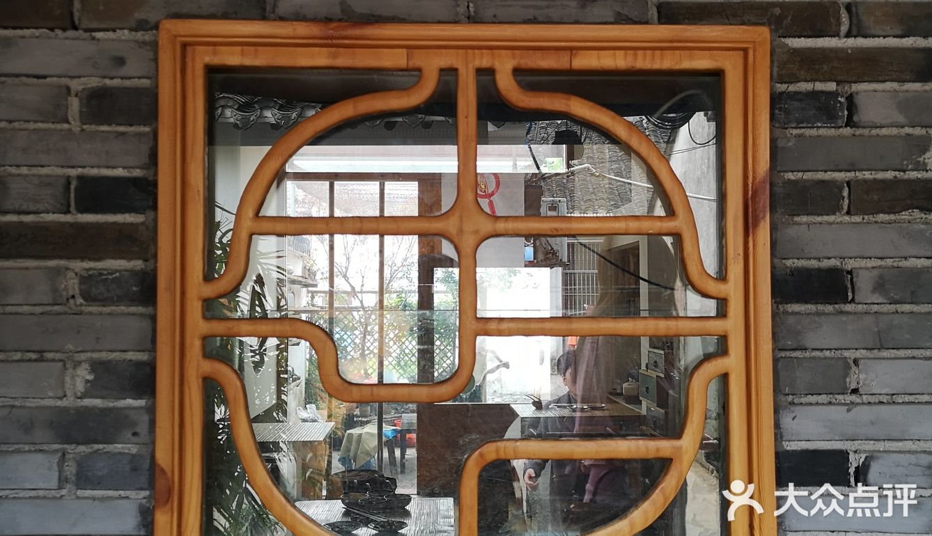 【环境】店内环境简单别致，整体以竹质结构为铺设～门框