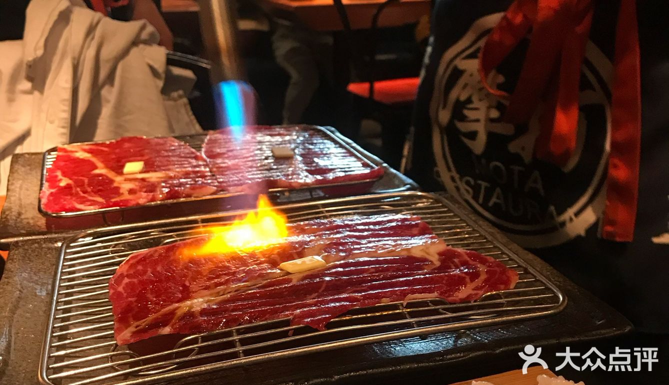 牛肉烧至五分熟抱着寿司，味道真的是绝配！