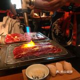 牛肉烧至五分熟抱着寿司，味道真的是绝配！