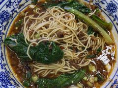 特色炸酱面-渝之汇牛肉豌杂面