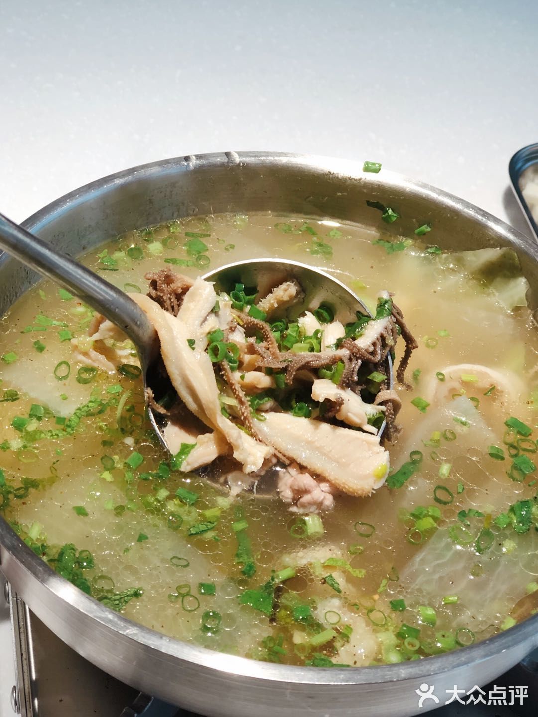 特别是那个— 乐山跷脚牛肉汤，汤很咸鲜的口感