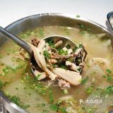 特别是那个— 乐山跷脚牛肉汤，汤很咸鲜的口感